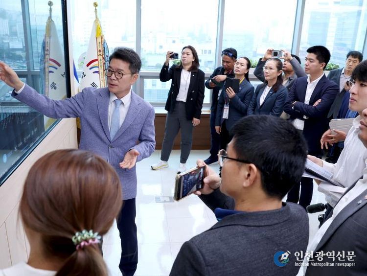 성동구를 방문한 태국 지방정부 관계자들에게 스마트 정책 소통 시스템을 설명하고 있는 정원오 성동구청장 모습