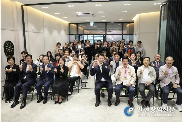 지난 14일 도봉구청소년상담복지센터 확장 이전 개소식을 찾은 오언석 도봉구청장과 관계자들이 단체 사진을 찍고 있다