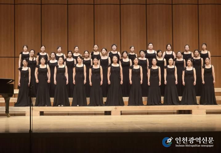 도봉구립여성합창단이 제41회 춘천전국합창대회‘에서 합창 무대를 선보이고 있다