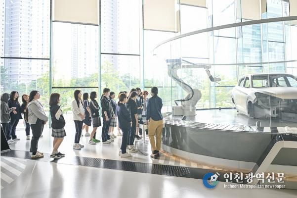 세그루패션디자인고 학생들이 지난 10월 1일 ‘현대모터스튜디오’를 방문, 로봇 자동화 공정 과정에 대한 설명을 듣고 있다.