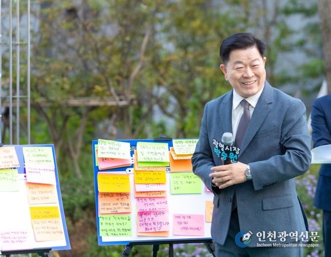 박승원 광명시장이 지난 25일 오후 트리우스광명 아파트에서 열린 시민 소통 프로그램 '아주 소중한 하루의 만남(아소하)'를 통해 시민들과 소통하고 있다.