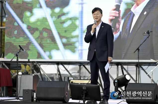 이민근 안산시장이 지난 25일 안산문화광장에서 개최된 ‘제1회 안산시동아리연합축제’에서 인사 발언을 하고 있다.