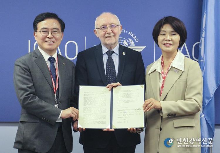 진교훈 강서구청장(왼쪽)과 한정애 국회의원(오른쪽)이 6월 26일 ICAO 본부 의장 회의실에서 살바토레 샤키타노(가운데) 의장에게 서한문을 전달하고 있다.