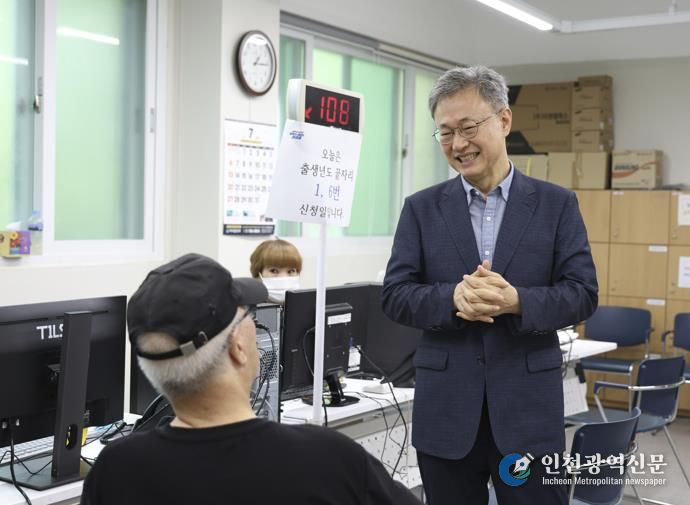 장인홍 구로구청장이 민생회복 소비쿠폰 신청 대기 중인 어르신과 인사를 나누고 있다.