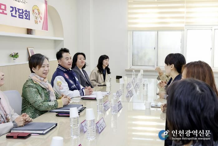 오언석 도봉구청장이 지역 학부모들과 교육현안에 대해 논의하고 있다