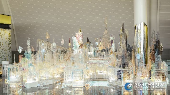 인천공항공사는 경기문화재단과 협력해 내년 3월 25일까지 제2여객터미널 탑승구역 222게이트 부근 전시공간에서 《기억의 정원》 전시를 선보인다고 밝혔다. 사진은 전시장의 전경 모습