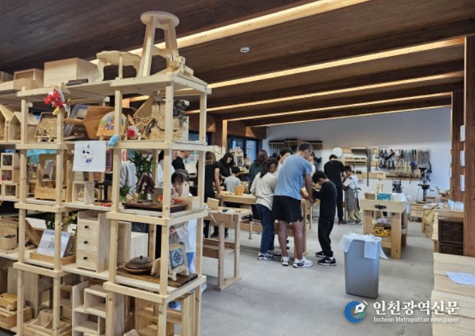 천장산 나무공방 가족체험객이 활동하는 모습
