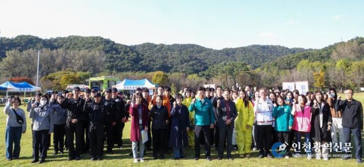 최충규 대덕구청장과 관계기관 관련자들이 28일 금강로하스 대청공원에서 열린 ‘2025년 대전 대덕구 생물테러 대비․대응 현장훈련’ 후 기념 촬영을 하고 있다.