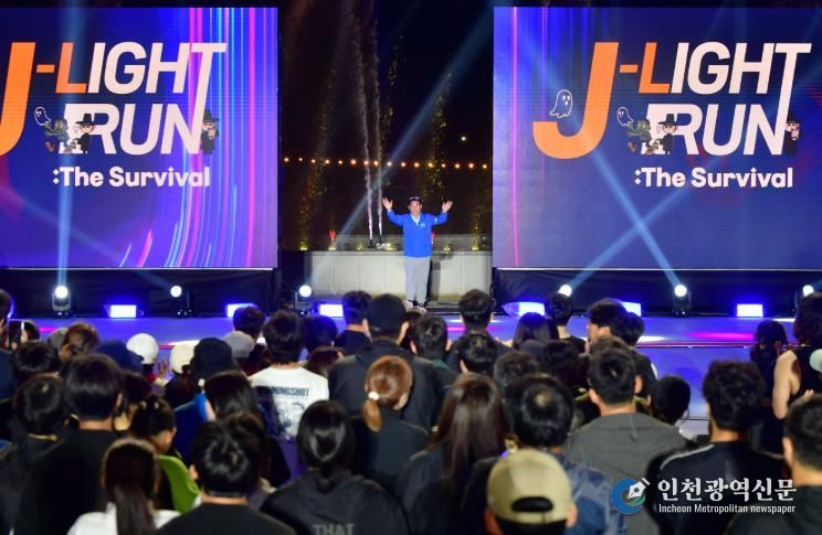 19일 김한종 장성군수가 'J-라이트 런' 참가자들에게 환영 인사를 전하고 있다. 장성군 제공