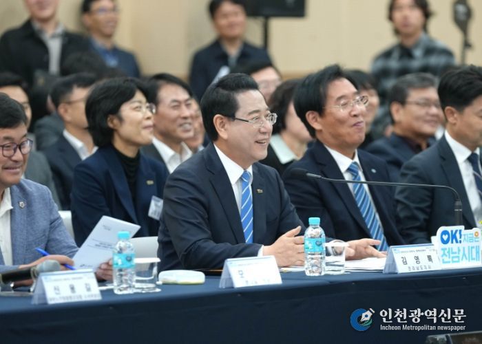 김영록 전라남도지사가 28일 함평 어울림커뮤니티센터에서 열린 ‘함평군 정책비전 투어’행사에 참석해 인사말을 하고 있다.