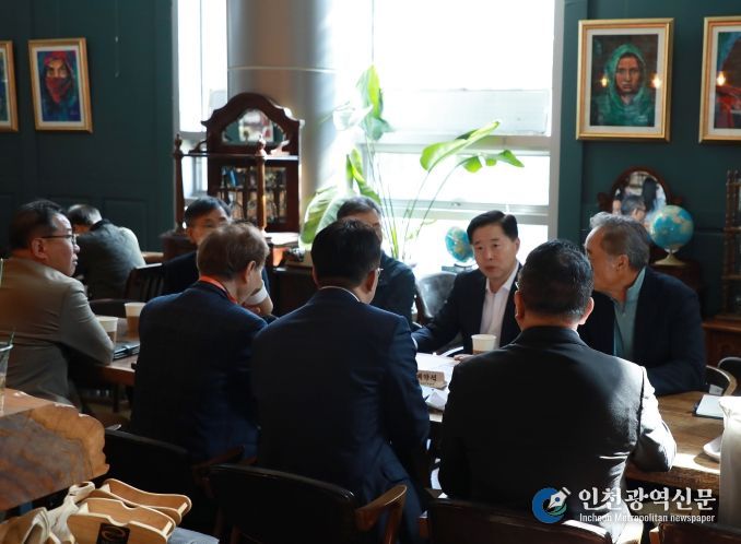 인천항만공사 이경규 사장이 OKTA 임원진들과 인천항 수출 관련 협의를 하고 있다