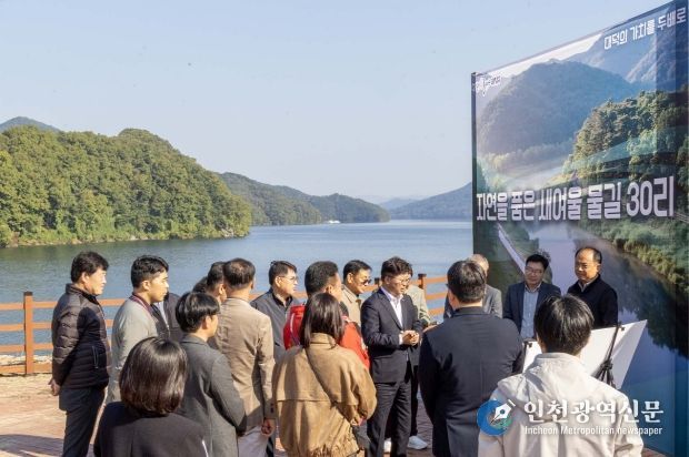최충규 대덕구청장(사진 가운데)과 관계자 및 대덕구 명예구청장, 주민들이 29일 미호동 산61번지 일원에서 ‘대청호 생태 탐방로 조성사업’ 사업대상지를 점검하고 있다.
