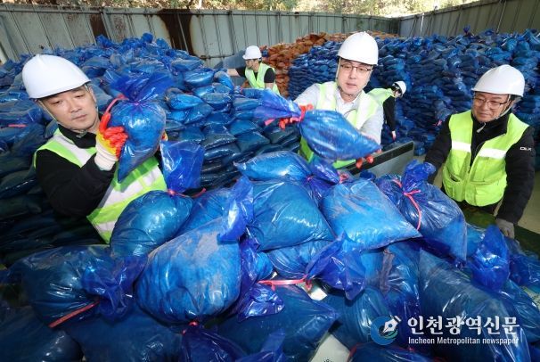 박희조 동구청장이 대별동 제설창고에서 모래주머니를 나르며 제설자재 준비상황을 점검하고 있다.