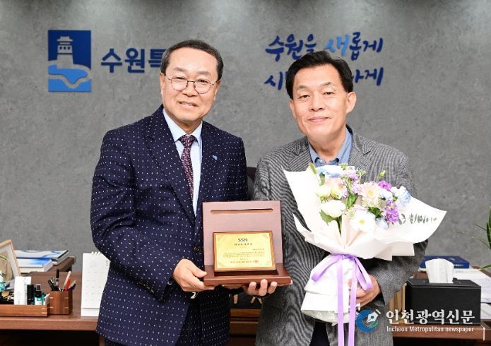 이재준 수원시장(오른쪽), 경기도사회복지협의회 강기태 회장이 함께하고 있다.