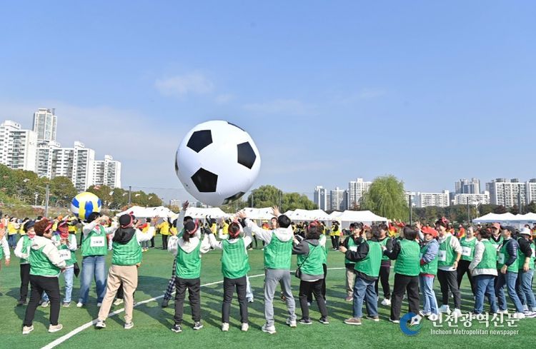 ‘양천구 통장 한마음 체육대회’에서 공굴리기 경기를 즐기는 통장들