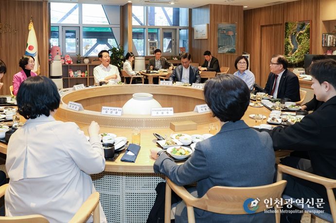 오세훈 서울시장이 29일, 동물 보호·복지 분야 전문가를 만나 반려동물 복지 증진과 동물보호 정책 방향 등에 대해 의견을 나누고 있다.