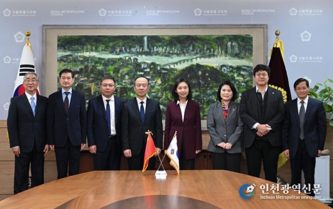 상하이인대 대표단과 면담 후 기념 촬영(좌측에서 다섯 번째 최호정 의장, 박춘선 의원(여섯번째), 김동욱 의원(일곱번째))