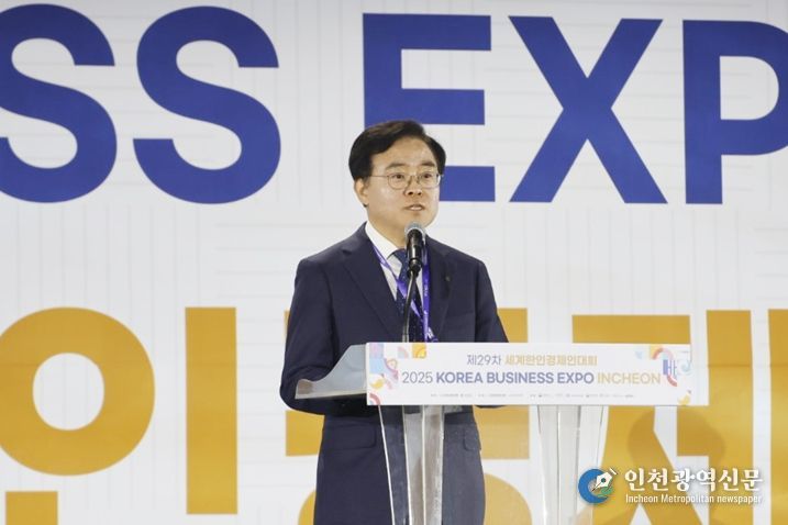 진교훈 서울 강서구청장이 인천 송도컨벤시아에서 열린 ‘2025 한국 비즈니스 엑스포 인천 폐막식’에서 인사말을 하고 있다.