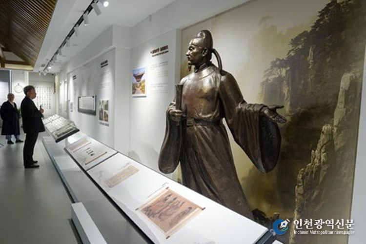 관람객들이 15일 최치원 기념관 내부를 둘러보고 있다. (사진/신화통신)