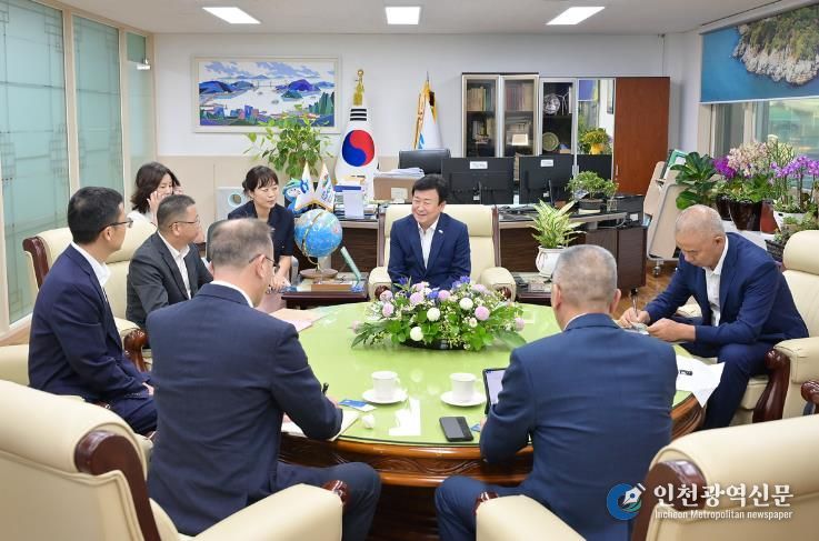 지난 9월 15일 정기명 여수시장이 중국 리수이시 인민정부 주화평 부시장과 간부 공무원들을 초청해 팸투어를 진행하고 리수이시 대표단의 2026여수세계섬박람회 참가를 요청하고 있다.
