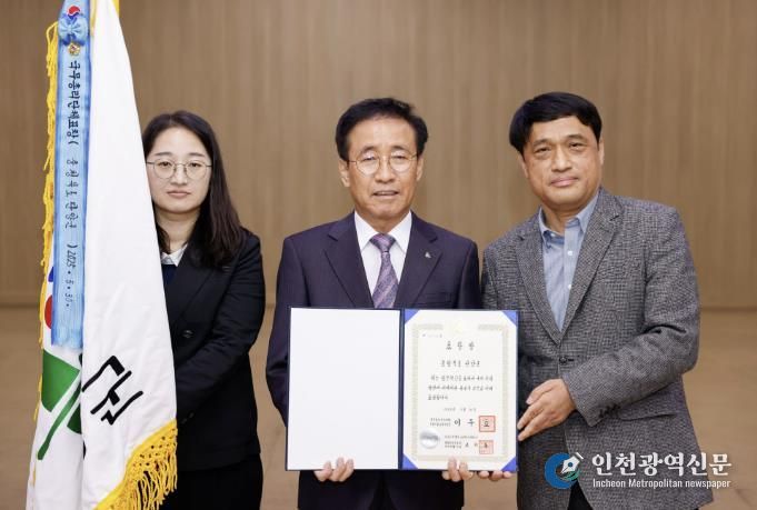 표창장 수여(왼쪽부터 주인순 주무관, 김문근 단양군수, 백승권 기획팀장)