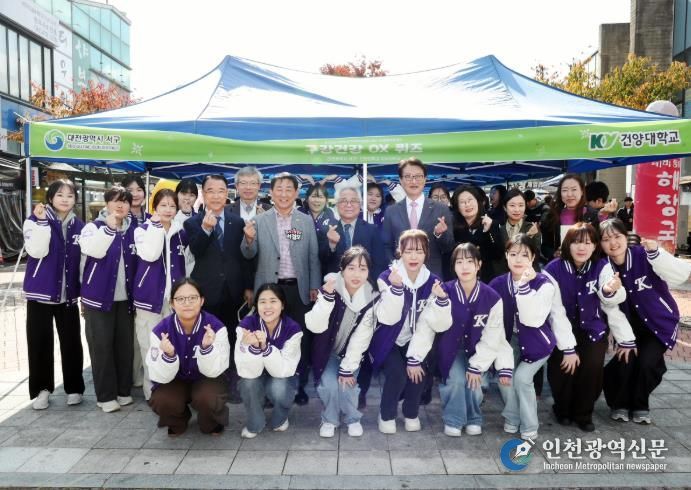 서철모 서구청장이 마치광장에서 열린 어울림한마당 행사장을 둘러보고 있다