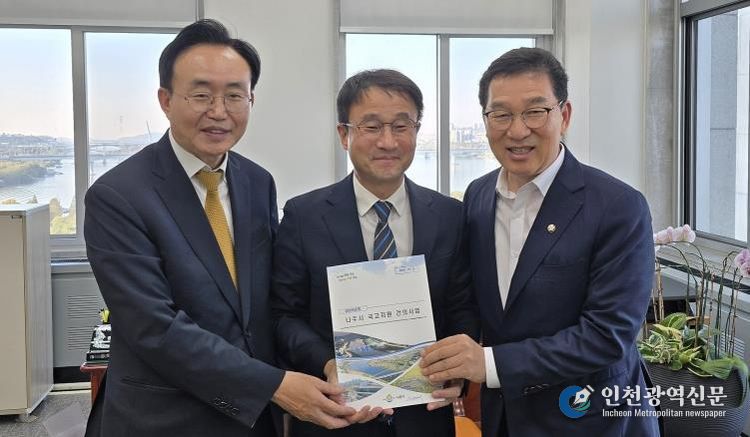 윤병태 나주시장은 지역 핵심 현안 사업의 국비 확보를 위해 지난 3일 국회를 방문, 예결위원회와 주요 상임위원회 등을 찾아 적극적인 건의 활동을 펼쳤다. 사진 왼쪽부터 윤병태 나주시장, 한병도 예산결산특별위원장, 신정훈 행정안전위원장.