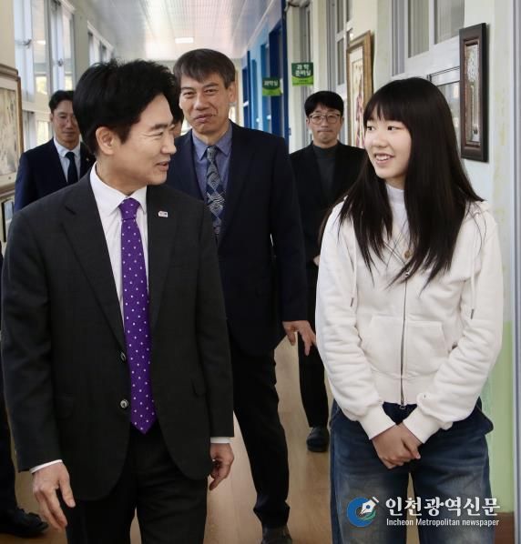 김대중 교육감이 6학년 조유경 학생에게 축하와 격려의 인사를 전하고 있다.