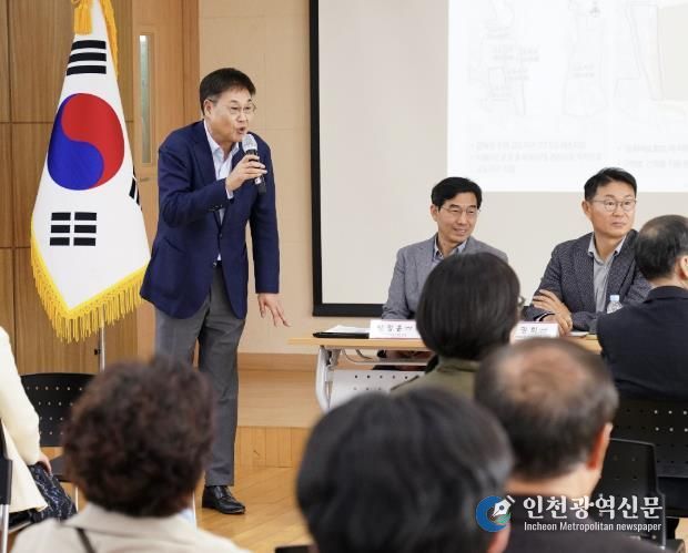 종로구 자연경관지구·고도지구 규제완화 주민토론회에 참석한 정문헌 구청장