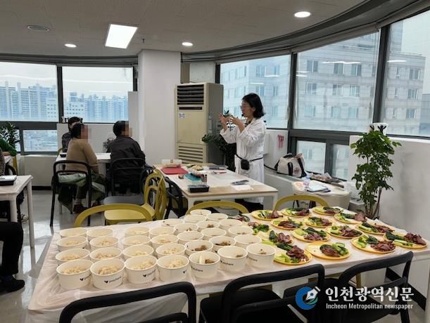 작년에 열린 1인 가구 어르신 건강 요리 교실에서 강사가 강의하는 모습