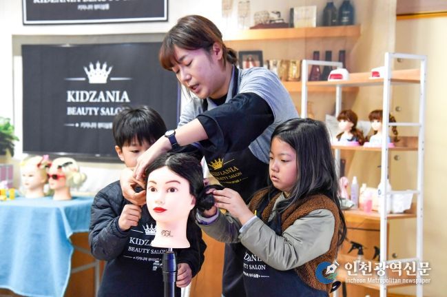 지난해 화천커뮤니티센터에서 열린 어린이 직업 체험전>