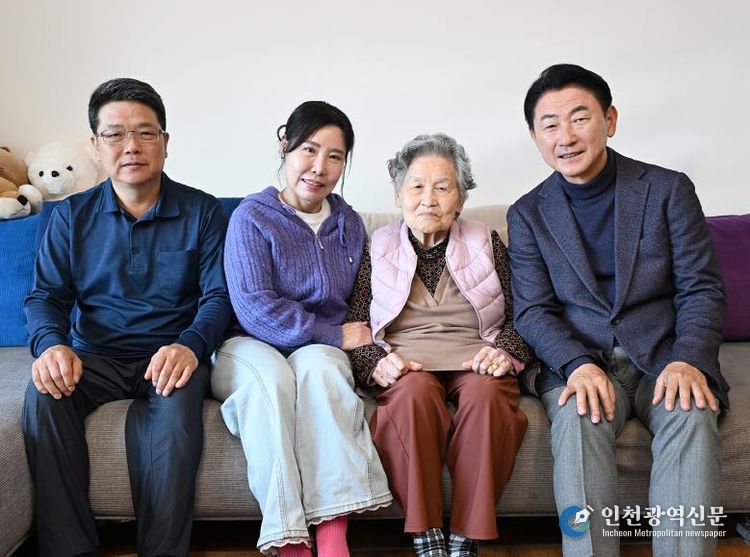 김동근 시장이 11월 3일 100세 생신을 맞은 관내 어르신 가정을 방문해 함께 기념사진을 찍고 있다.