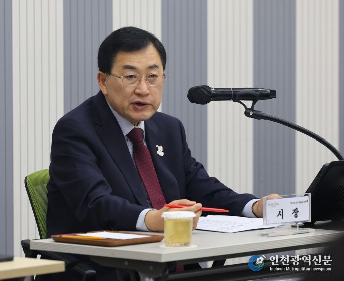 주낙영 경주시장이 5일 시청 대회의실에서 열린 ‘11월 읍면동장 회의’를 주재하며 지역 현안을 점검하고 있다.