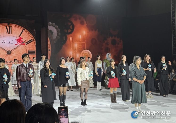 2025 부산패션위크, 부띠끄걸+경상국립대학교 의류학과 패션쇼 피날레(중앙 앞: 부띠끄걸 대표 및 의류학과 강사 한은경/ 뒷줄: 왼쪽부터 학부생 박하연, 박지원, 권영서, 김나현, 이정우, 김령은, 김가연, 노승민, 권영서, 최윤정)