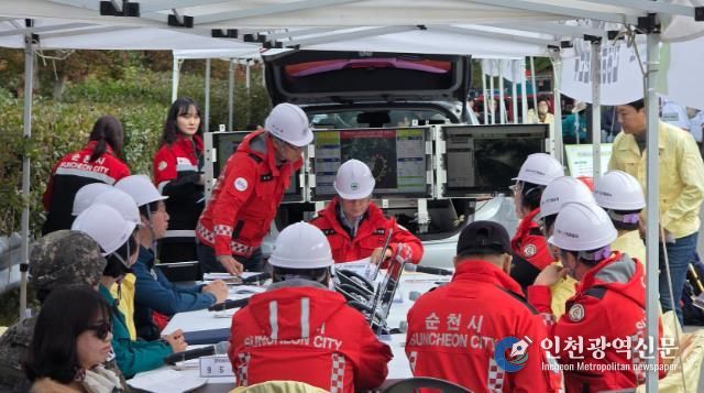 상사면 산불 대응 훈련 현장에서 안전한국훈련 현장통합지휘본부가 현장대응회의를 진행하고 있다