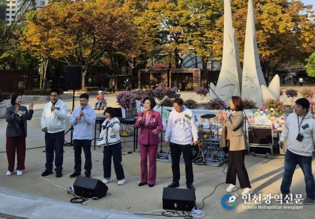 신계용 과천시장과 장애인들이 함께 노래하고 있다
