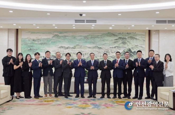 동관시 방문 기념 단체사진