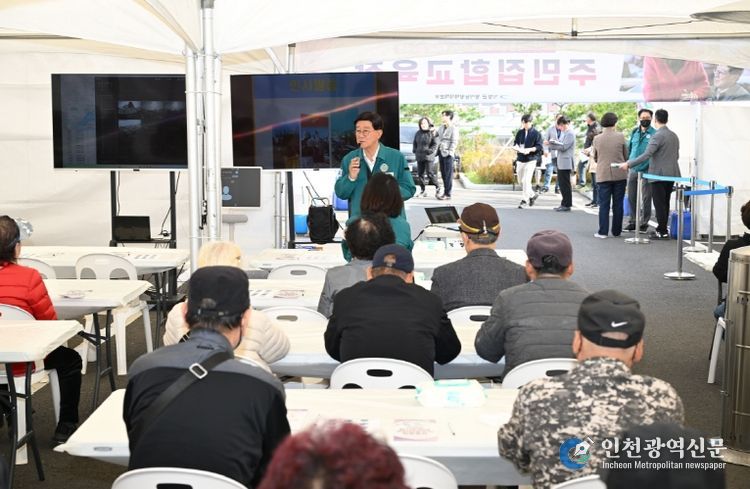 정종복 기장군수가 방사능방재 훈련에서 참여 주민들에게 훈련 내용을 설명하고 있다