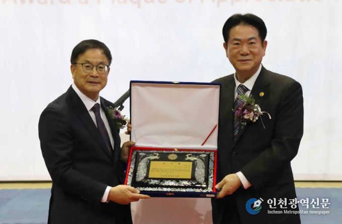 윤웅석 국기원장이 이동섭 전 국기원장에게 감사패를 전달하고 기념촬영을 하고 있다.