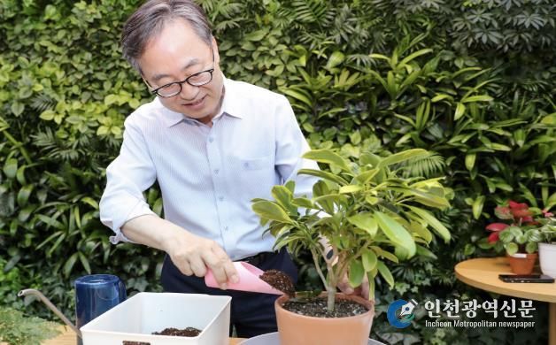 유성훈 금천구청장이 금천정원지원센터에서 화분에 흙을 채워주며 식물을 돌보고 있다