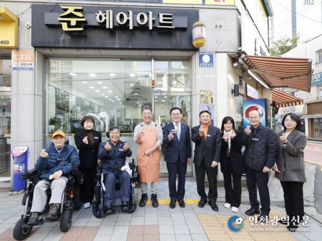 진교훈 서울 강서구청장(오른쪽 다섯 번째)이 6일(목) ‘마음길 상점’으로 지정된 등촌1동 준헤어아트를 찾아 현판식을 진행한 후 기념촬영을 하고 있다.