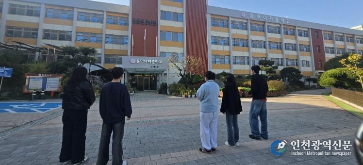 광주시교육청 전남대 교육협력관실이 7일 동아여고에서 전남대 지리학과 함께 진행하는 학교 항공촬영에서 전남대 지리학과 학생들이 드론을 조작하고 있다.