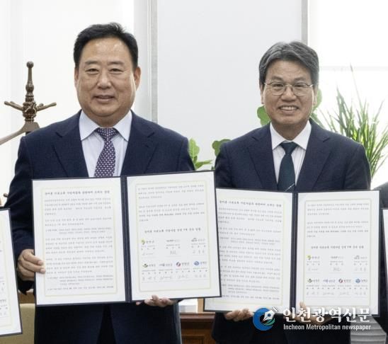 지난 7일 국회를 방문한 김돈곤 군수가 농림축산식품해양수산위원회 어기구 위원장을 만나 농어촌 기본소득 시범사업의 국비 비율 상향을 건의하고 있다.