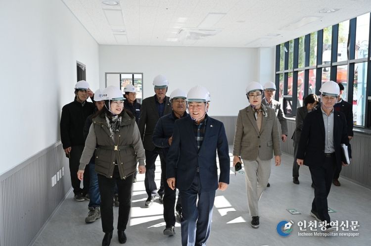 성낙인 창녕군수가 현장 관계자들과 함께 장애인복지 클러스터 조성사업 현장을 점검하고 있다.