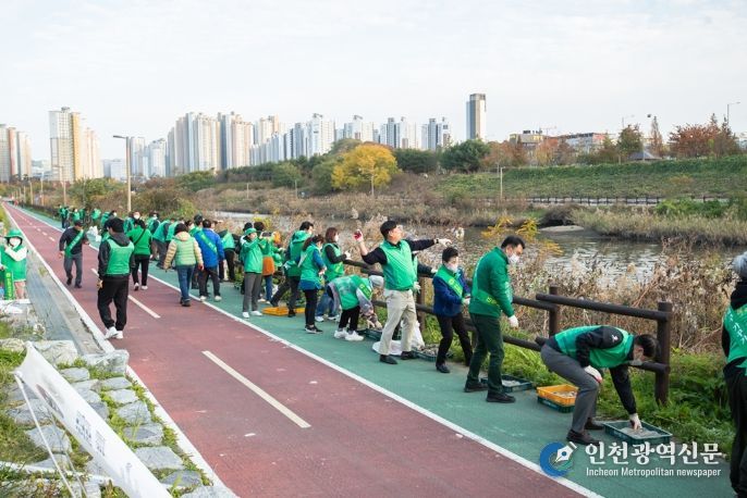‘생명하천 EM 흙공 던지기’