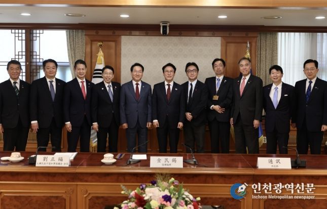 김민석 국무총리가 12일 세종대로 정부서울청사에서 한일지사회의 일본 대표단을 접견하고 있다.