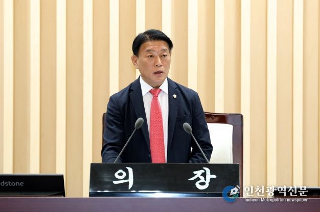 제344회 제2차 정례회 제1차 본회의에서 개회사를 전하고 있는 정재천 의장