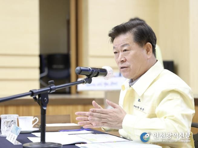 박승원 광명시장이 14일 시청 대회의실에서 열린 '2025~2026년 겨울철 자연재난(대설·한파) 종합대책 보고회'에 참석해 관계 부서장에게 자연재난 대응에 만전을 기할 것을 당부하고 있다.