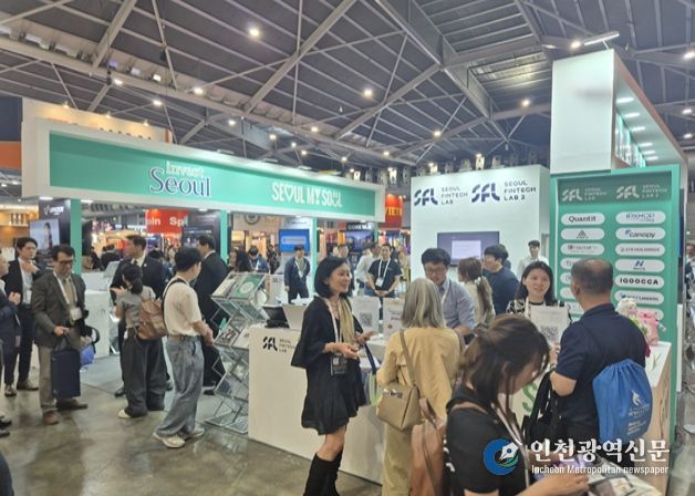 싱가포르 핀테크 페스티벌에서 관람객들이 ‘서울핀테크랩’ 부스를 둘러보고 있다.