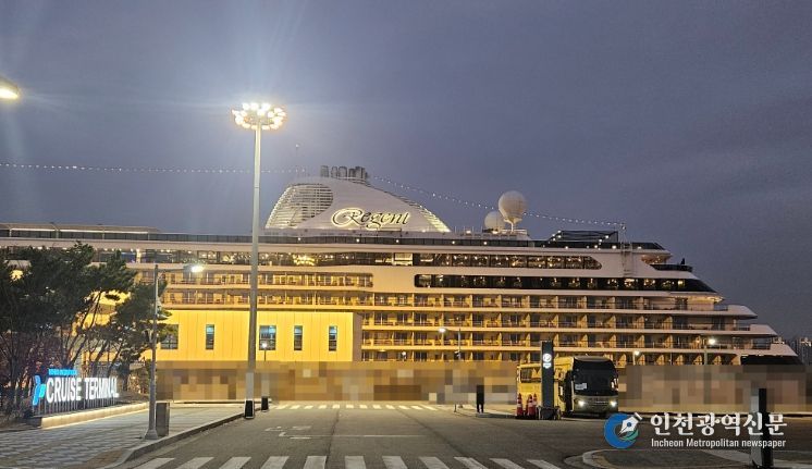 인천항 크루즈 터미널에 리젠트 세븐시즈(Regent Seven Seas)사의 ‘세븐시즈 익스플로러(Seven Seas Explorer)’호가 정박해 있다 / 사진제공 = 인천항만공사